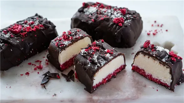 Proteinowe batony twarogowo-kokosowe z malinami